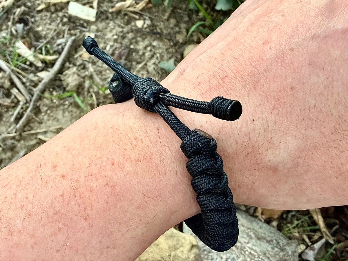 Engineered Jet Black Rope Bracelet – Handmade 550 Paracord Design