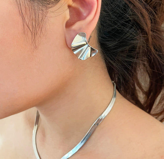 JACQUELINE SILVER WAVY STUD EARRING