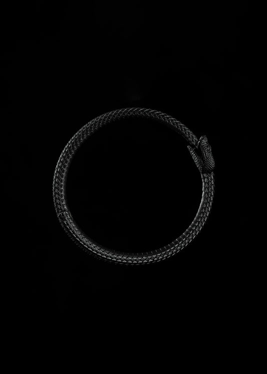 a black and white photo of a rope