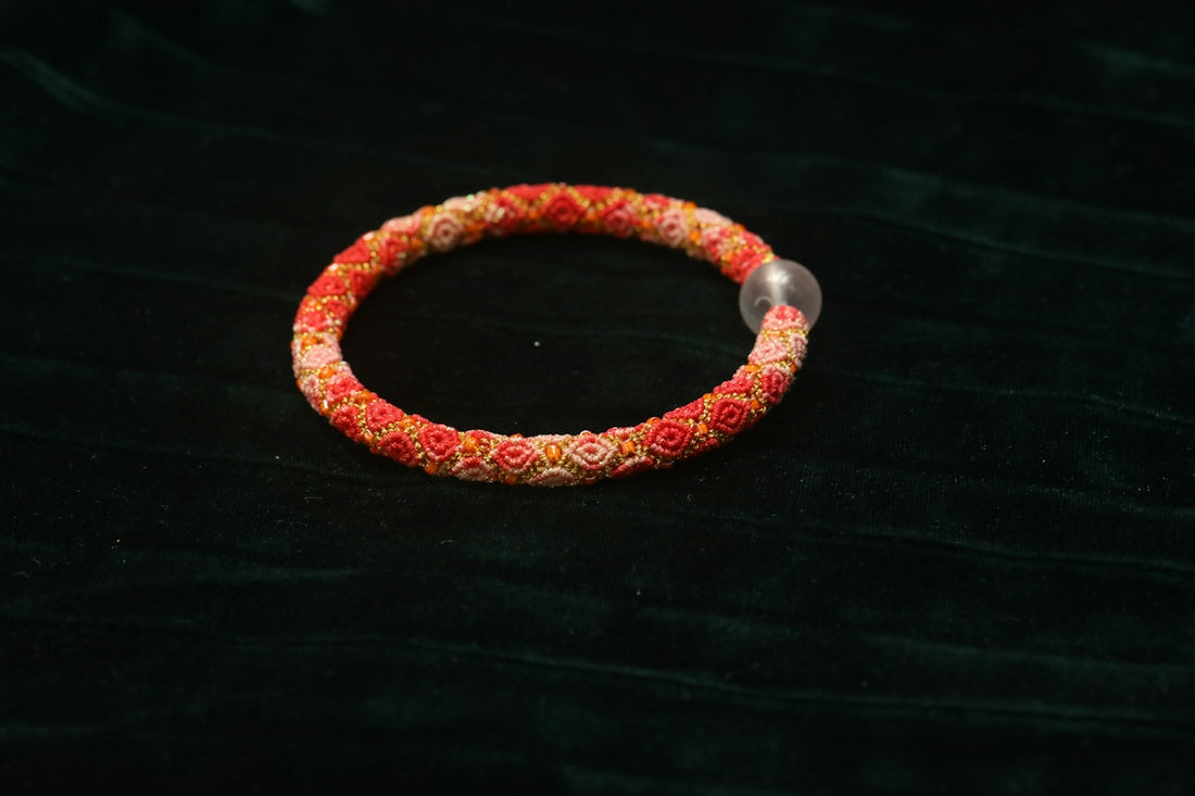 Beaded bracelet with floral pattern and pearl details