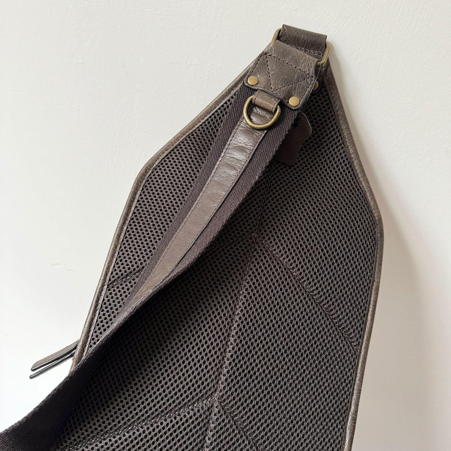 Full-Grain Crazy Horse Leather Sling Bag – Rugged Style, Two-Way Carry
