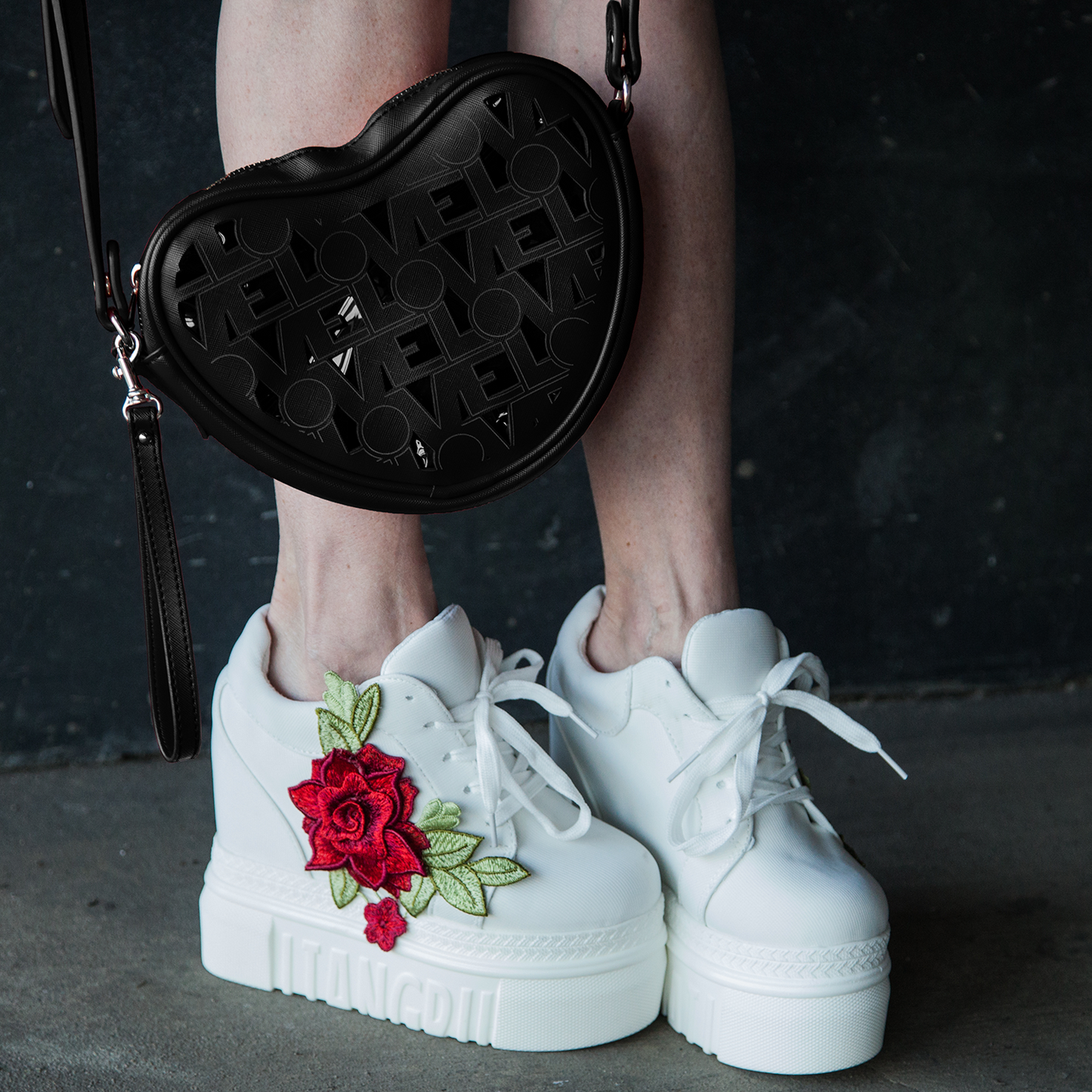 LOVE CROSSBODY