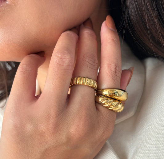 HARRIET GOLD RIBBED RING BAND