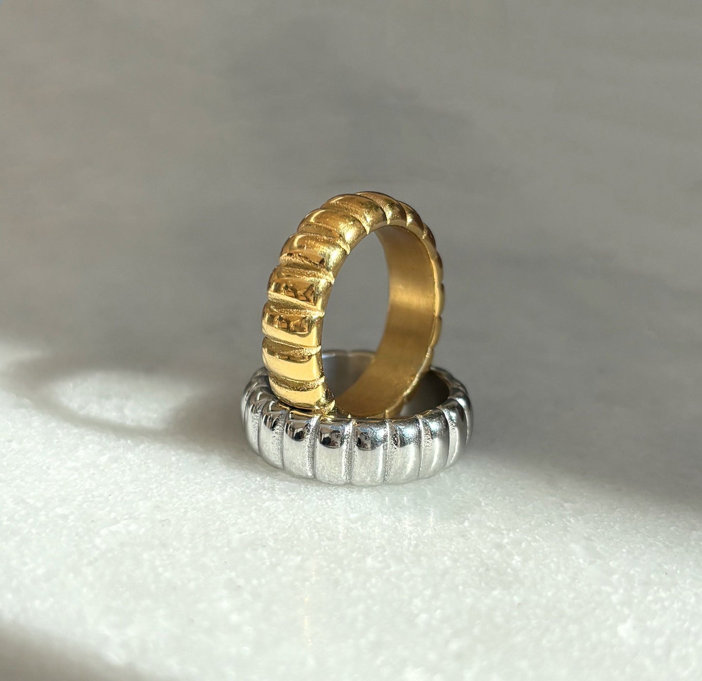 HARRIET GOLD RIBBED RING BAND