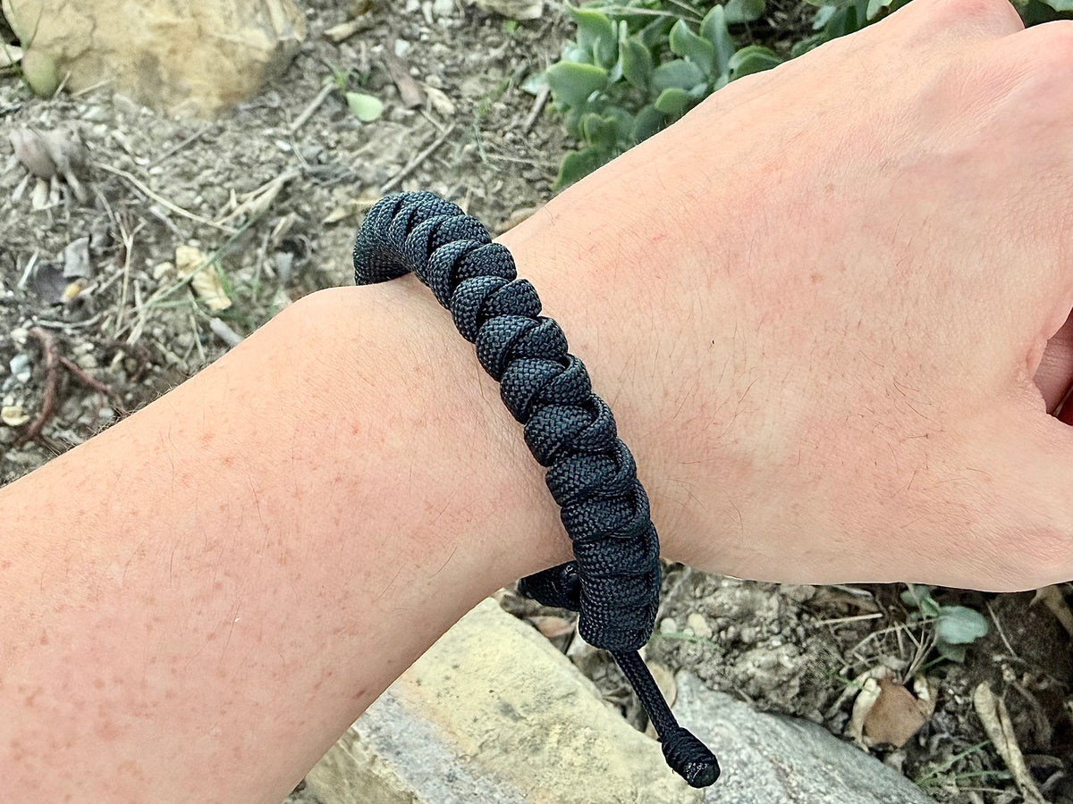 Engineered Jet Black Rope Bracelet – Handmade 550 Paracord Design